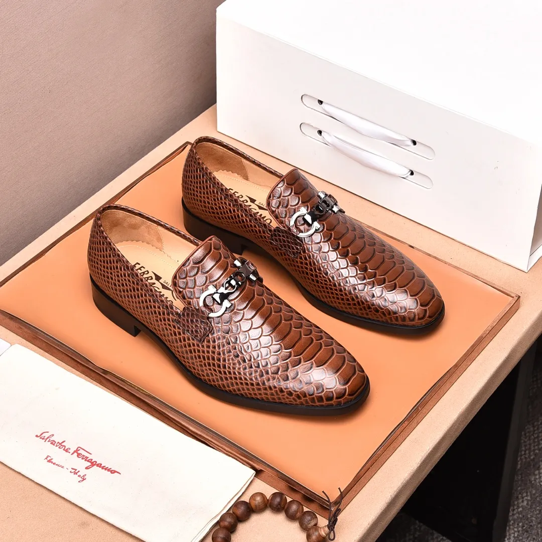 Men's shoes 💰540📛📛(water-dyed cowhide) Salvatore Ferragamo high-end (Salvatore Ferragamo) is the world's top luxury footwear brand. It comes from the fashion kingdom of Italy and is famous all over the world for its traditional handmade design and novel styles...🚶🏻🚶🏻New suit shoes are available simultaneously at the counter. This model is purely handmade. The fabric is imported from Italy's original first-layer cowhide. Soft water-dyed cowhide lining. Original authentic outsole🌀🌀Size: 38➖45